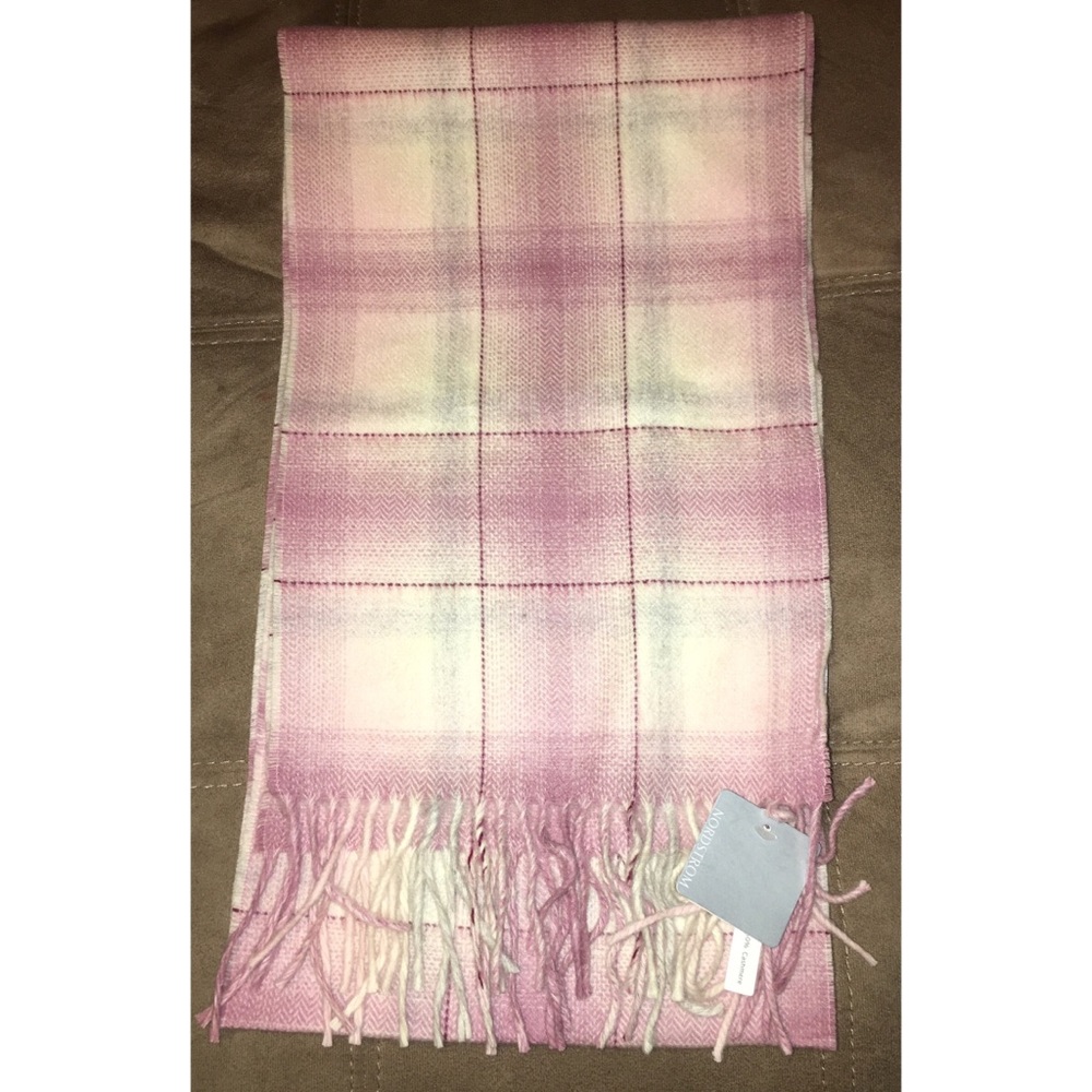 NWT. NORDSTROM CASHMERE SCARF OS.